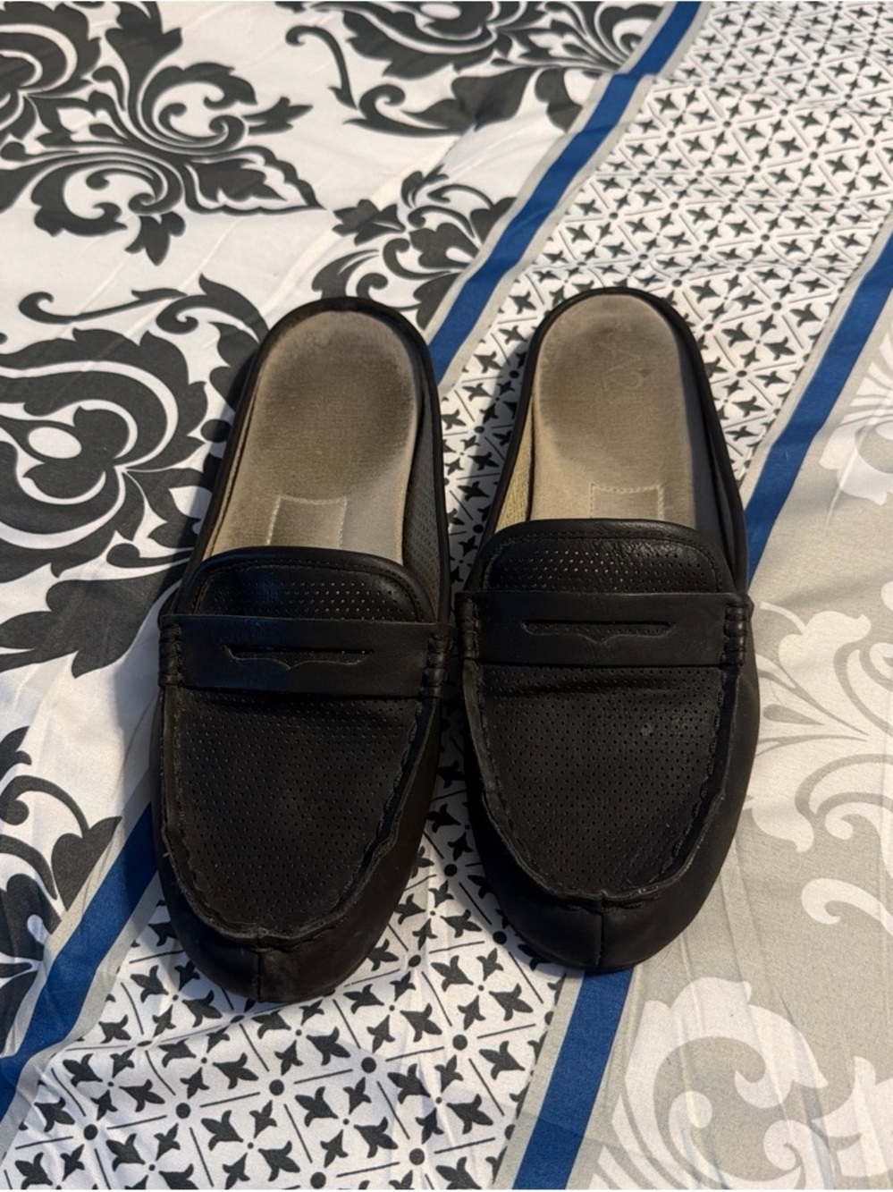 Black Slip-On Loafers - Classic Casual Comfort